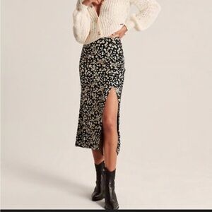 Abercrombie & Fitch Black and White Floral Pencil Skirt